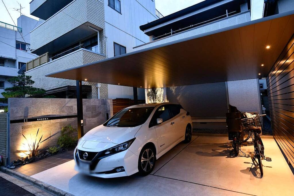 ノエルの参考施工事例。タイル門柱とカーポートを組み合わせた外構。