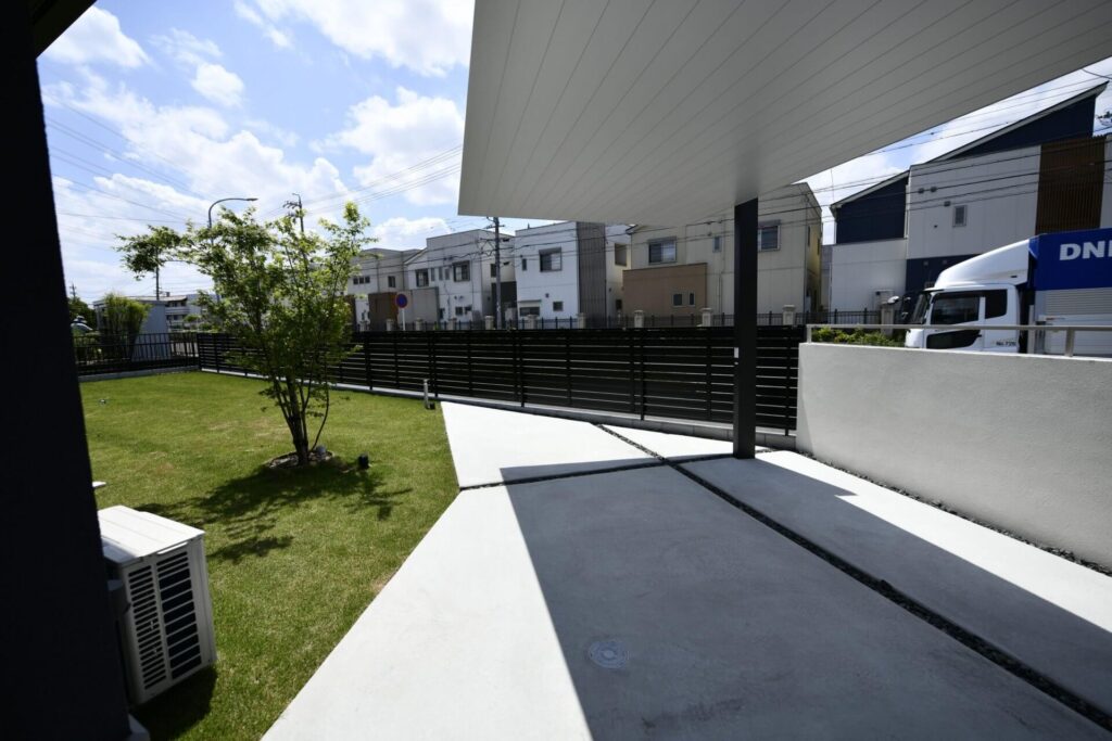 モダンな外構にワンポイントな和風を追加。坪庭つきのおしゃれなモダン外構の施工例！