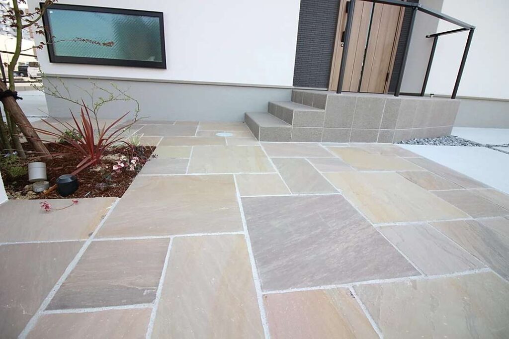 機能的な門柱と鮮やかなタイルを合わせてモダンな外構デザインを作り上げた施工例です。