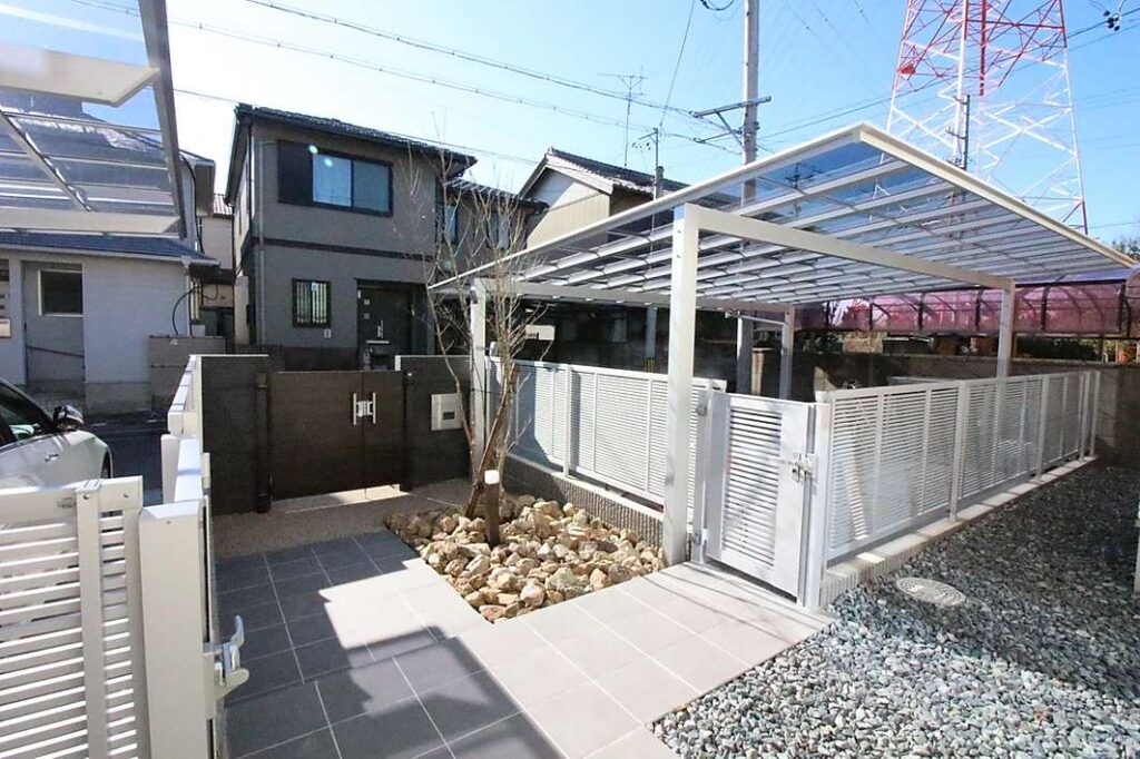 二種のカーポートを組み込んだモダン風外構デザインの施工例です。