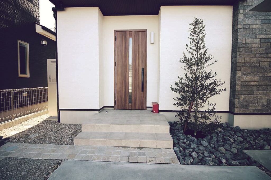 高級感あるスリムな門柱とカーポートを合わせて広々とした駐車スペースを確保した外構施工例