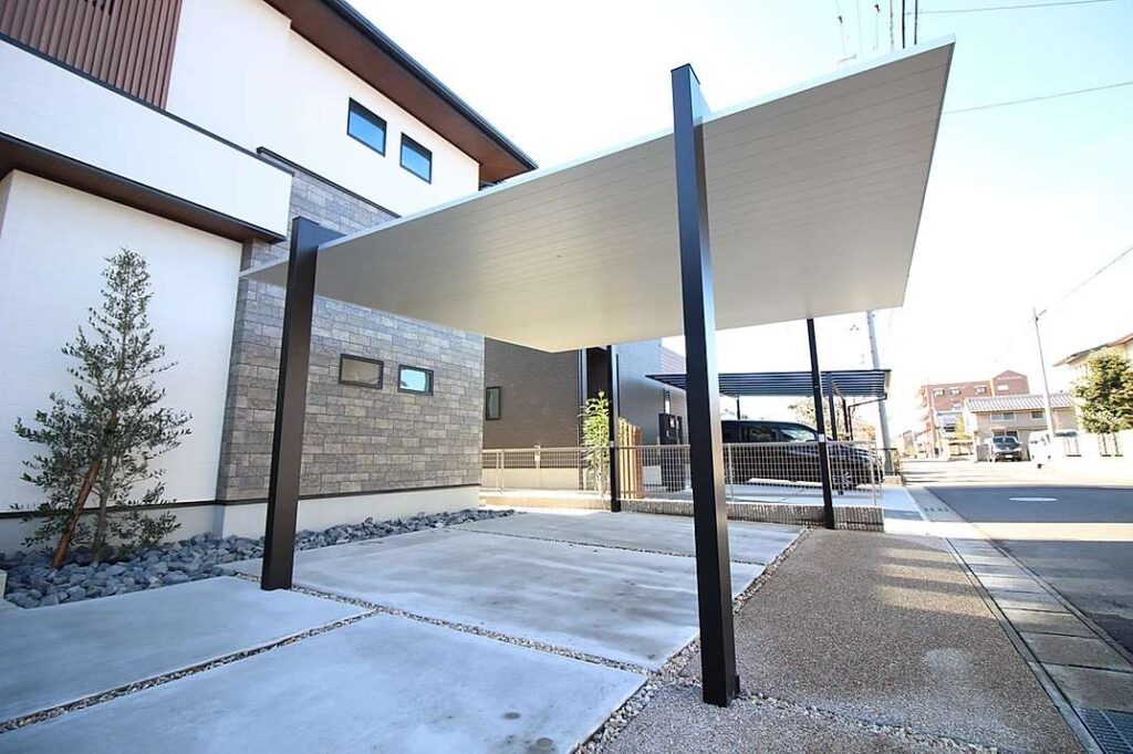 高級感あるスリムな門柱とカーポートを合わせて広々とした駐車スペースを確保した外構施工例