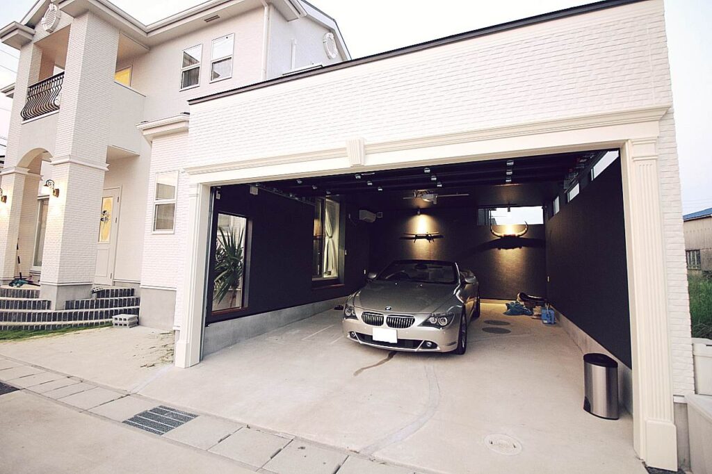 特注ガレージの施工例。ノエル岐阜店がオシャレで高級感のある現代的車庫を設計デザインしました。