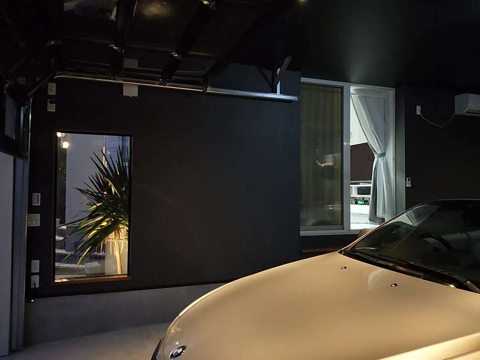 特注ガレージの施工例。ノエル岐阜店がオシャレで高級感のある現代的車庫を設計デザインしました。