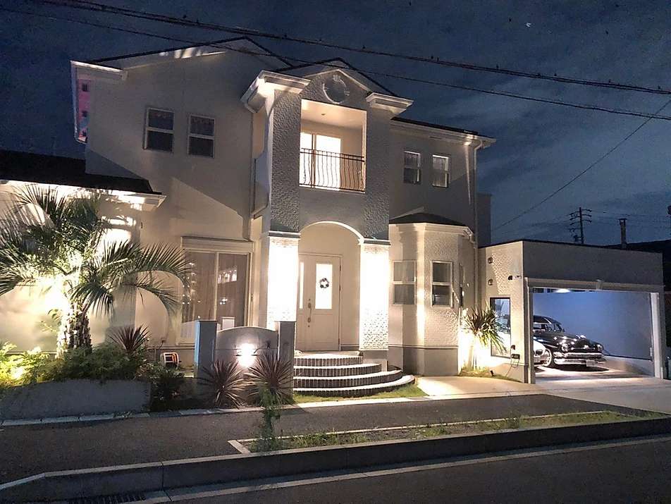 特注ガレージの施工例。ノエル岐阜店がオシャレで高級感のある現代的車庫を設計デザインしました。