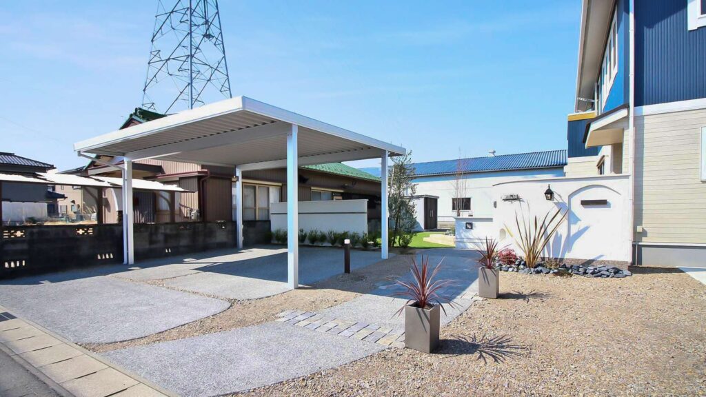 曲線アプローチが美しい洋風外構の施工例。植栽を活用したエレガントなエクステリアが完成です。