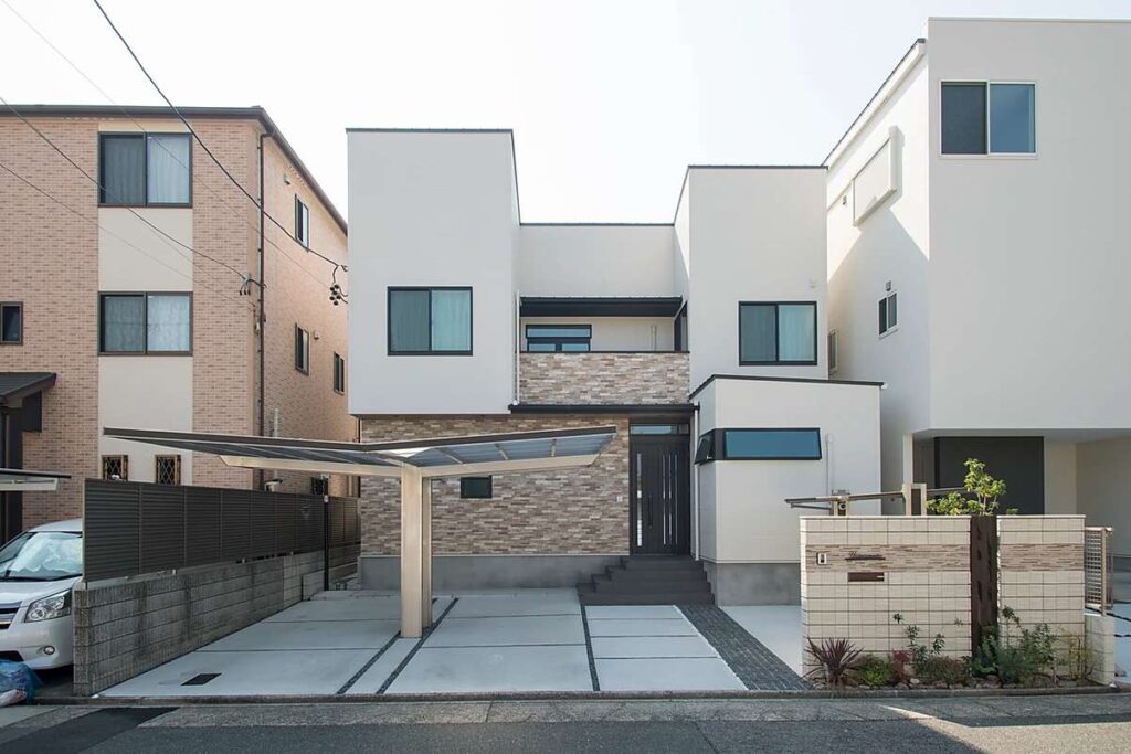 ライトアップにも凝ったモダン外構の施工例。直線ラインを組み合わせてオシャレに演出しました。