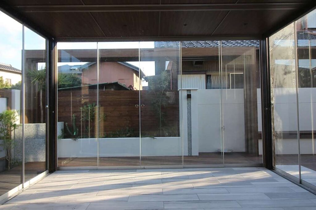 コンパクトなクローズ外構エリアを素敵なナチュラルガーデンにアレンジ。緑と一体化したオシャレなエクステリアの施工例！