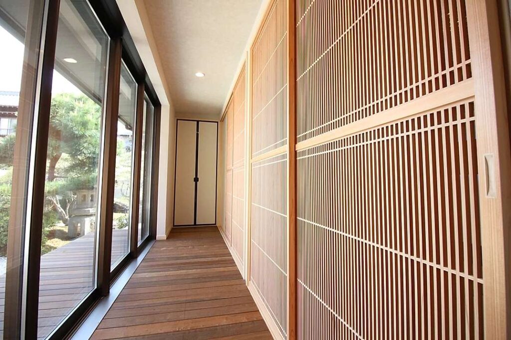 古びた建物を大幅リフォームした和風の施工例。内装から外観まで和モダンへと変化させました。