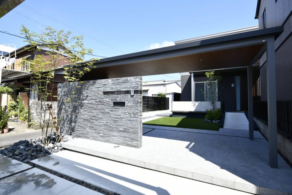 天然石をふんだんに使用した門柱と、重厚感あるエントランスゲートでつくる、高級感あるモダン外構。