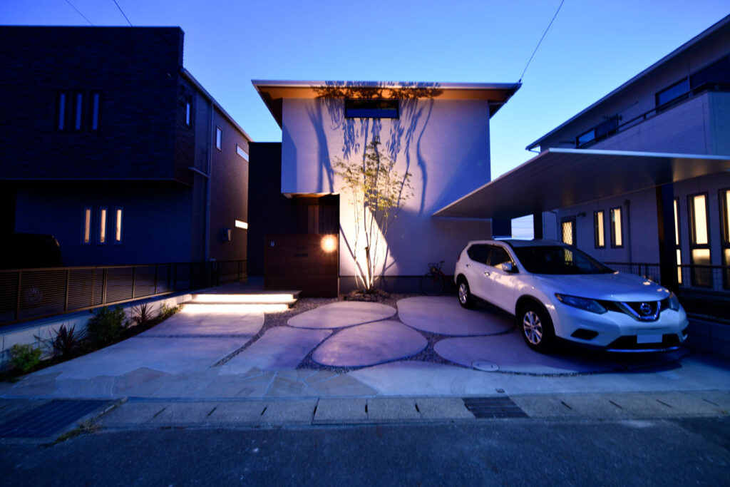曲線デザインや自然素材を使用し、ナチュラルモダンなお家になりました。シンボルツリーのライトアップがポイントのエクステリアデザイン。