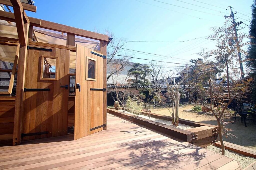 木造のおしゃれガーデンルームを施工して庭をさらに楽しめるようにアレンジした施工例。