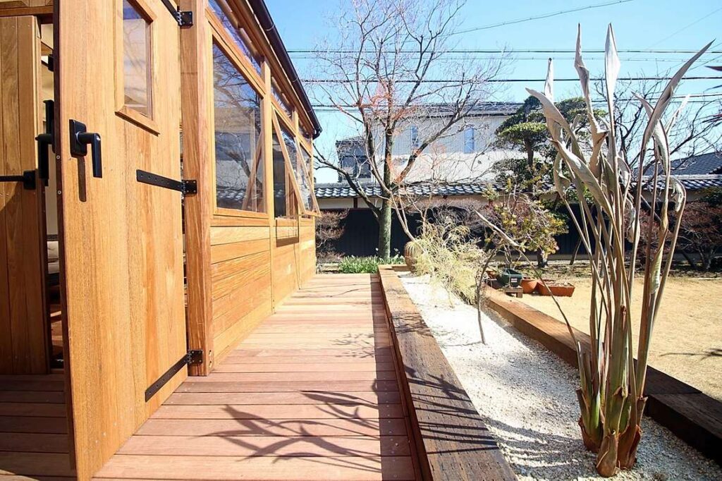 木造のおしゃれガーデンルームを施工して庭をさらに楽しめるようにアレンジした施工例。