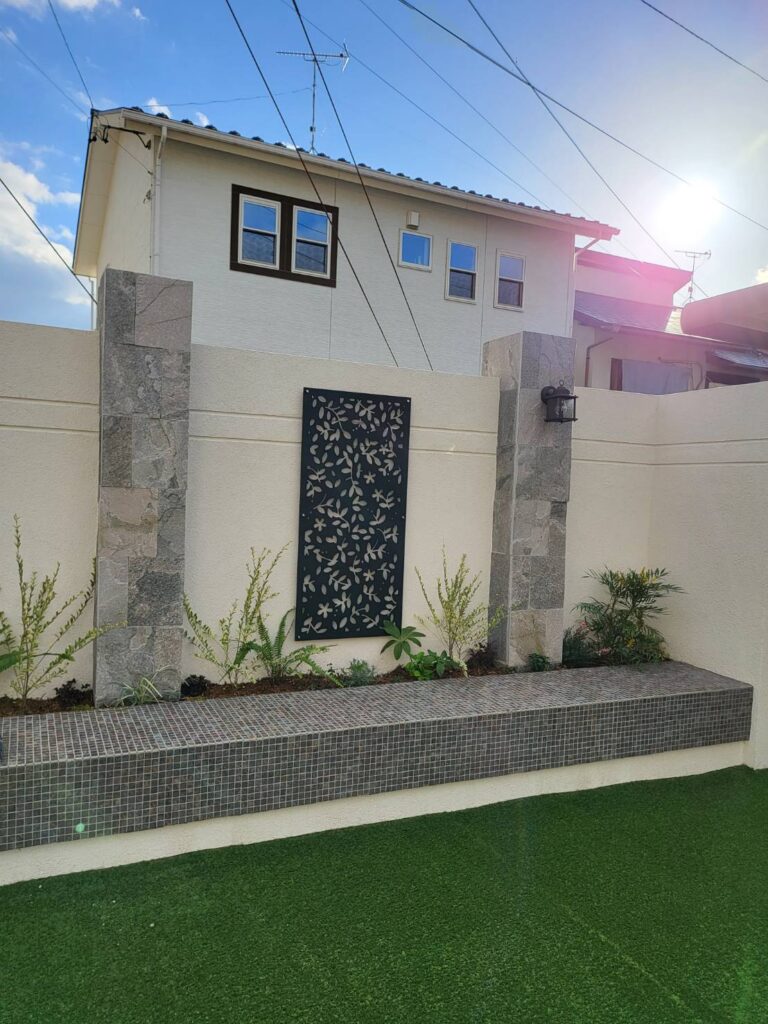 大型ガーデンルームとドッグランのあるお庭