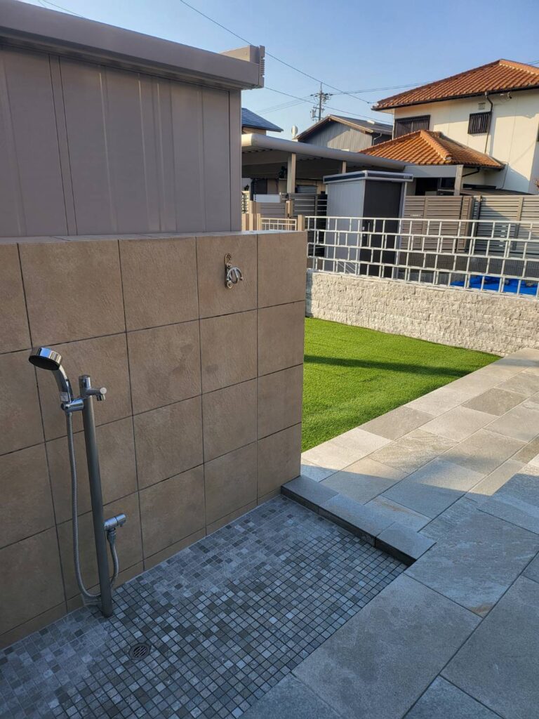 大型ガーデンルームとドッグランのあるお庭