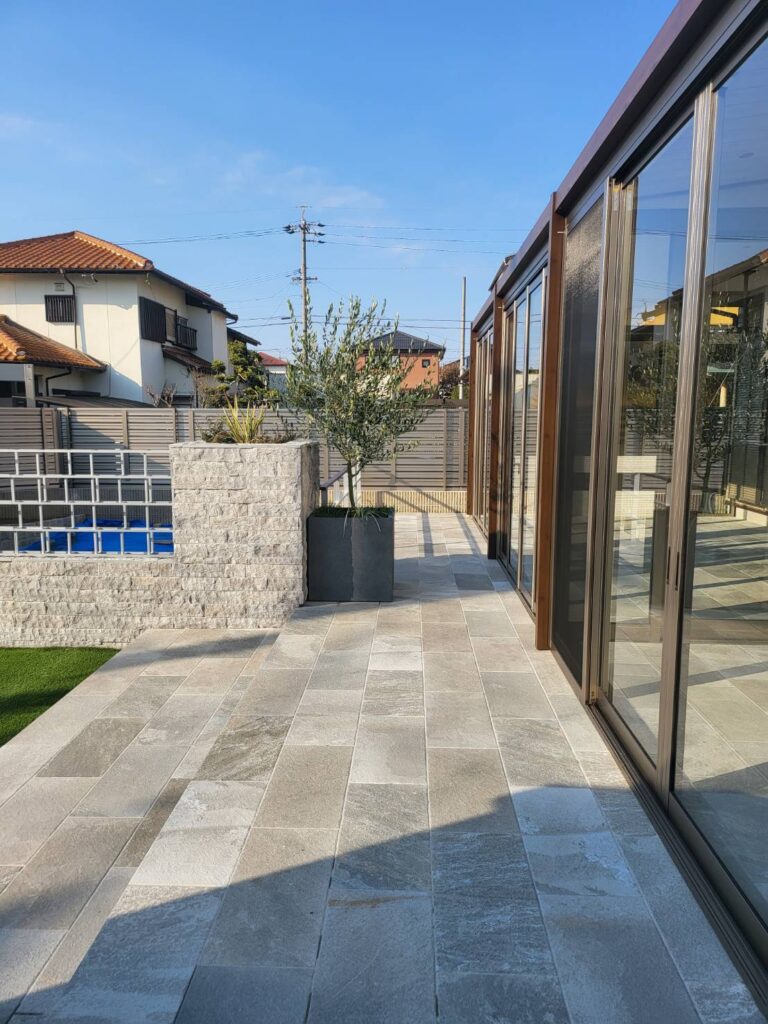 大型ガーデンルームとドッグランのあるお庭