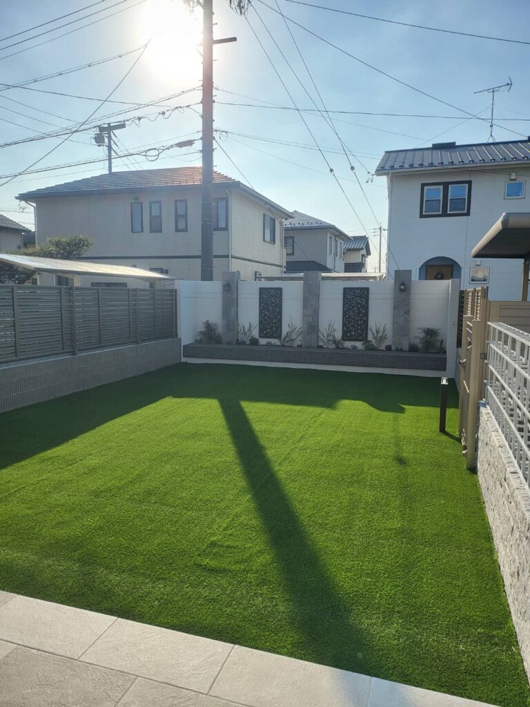 大型ガーデンルームとドッグランのあるお庭