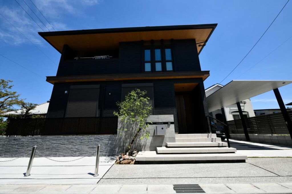 ライトアップにも凝ったモダン外構の施工例。直線ラインを組み合わせてオシャレに演出しました。