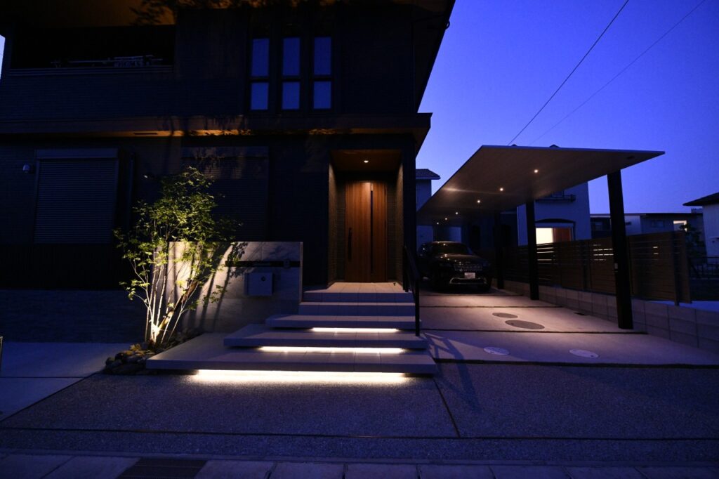ライトアップにも凝ったモダン外構の施工例。直線ラインを組み合わせてオシャレに演出しました。