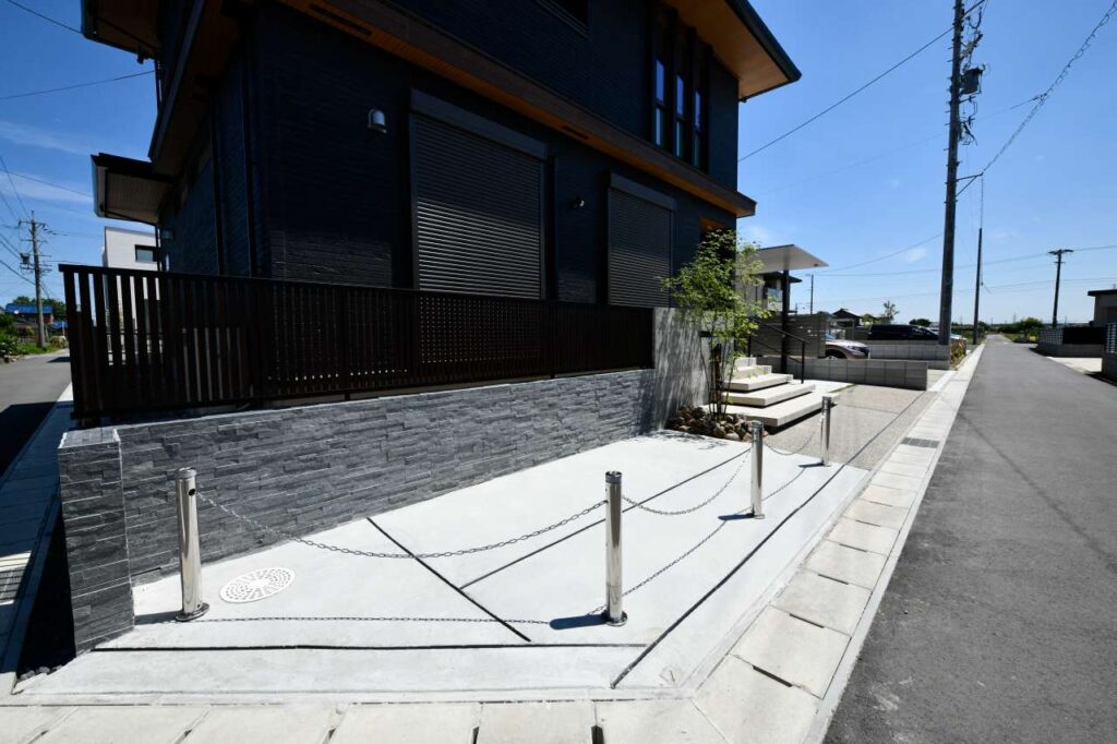 ライトアップにも凝ったモダン外構の施工例。直線ラインを組み合わせてオシャレに演出しました。