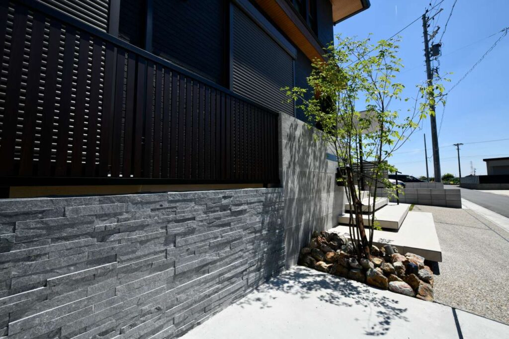 ライトアップにも凝ったモダン外構の施工例。直線ラインを組み合わせてオシャレに演出しました。