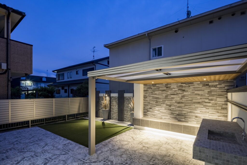 オリジナルデザインガラスを使用したおしゃれさと機能性を兼ね備えたガーデンデザイン