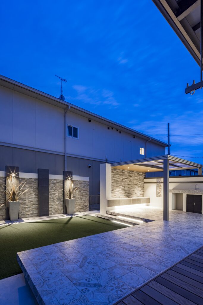 オリジナルデザインガラスを使用したおしゃれさと機能性を兼ね備えたガーデンデザイン