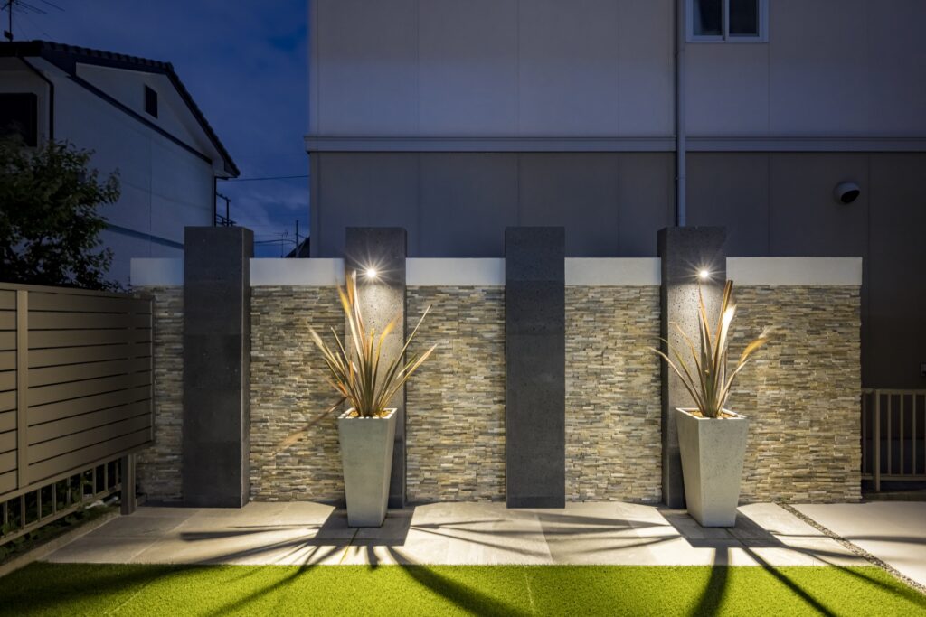 オリジナルデザインガラスを使用したおしゃれさと機能性を兼ね備えたガーデンデザイン