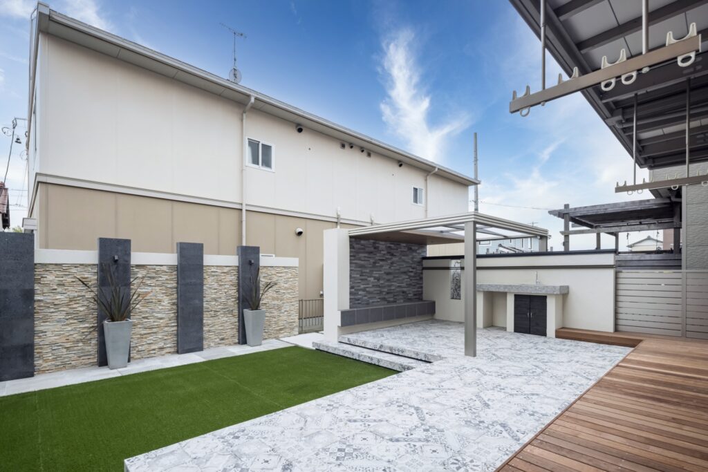 オリジナルデザインガラスを使用したおしゃれさと機能性を兼ね備えたガーデンデザイン