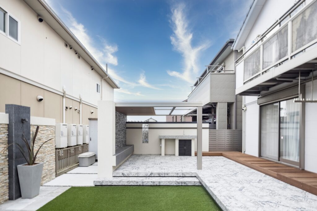 オリジナルデザインガラスを使用したおしゃれさと機能性を兼ね備えたガーデンデザイン